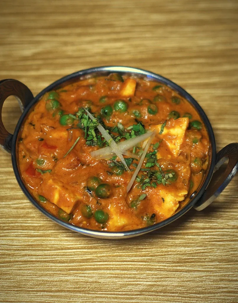 Paneer con guisantes en karahi, cocina india de The Everest en Dénia