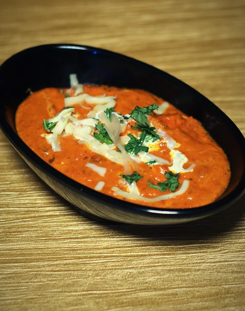 Butter chicken servido en el restaurante The Everest de Dénia