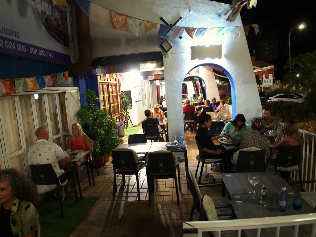 Terraza del restaurante The Everest en Dénia por la noche
