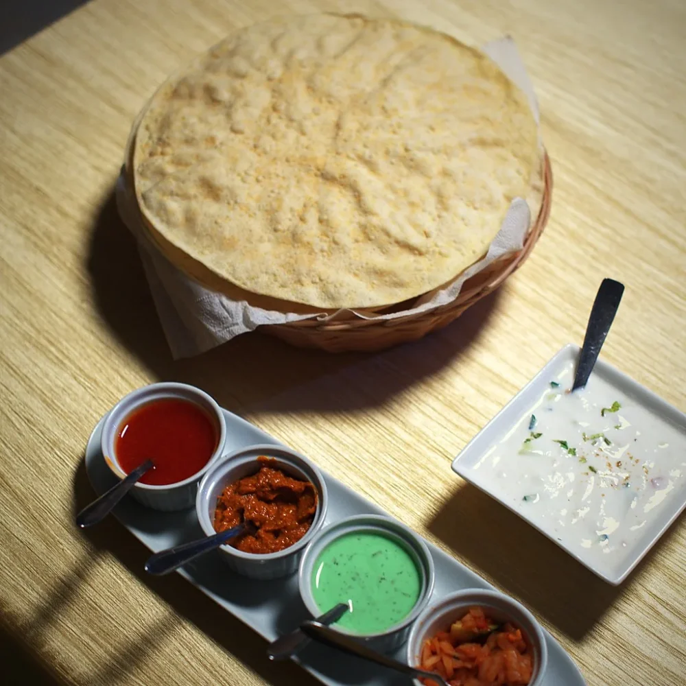 Papadum con salsas caseras y raita en The Everest, restaurante indio en Dénia